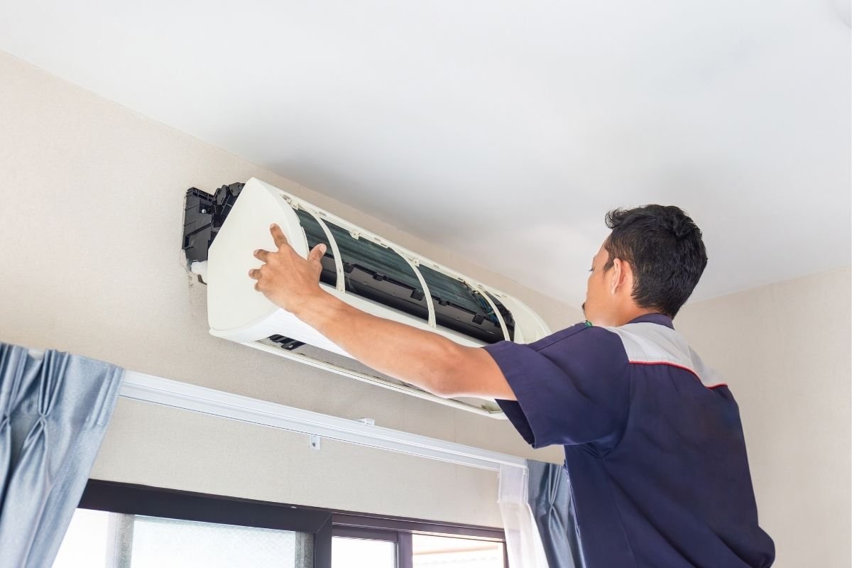 Pembongkaran unit AC indoor